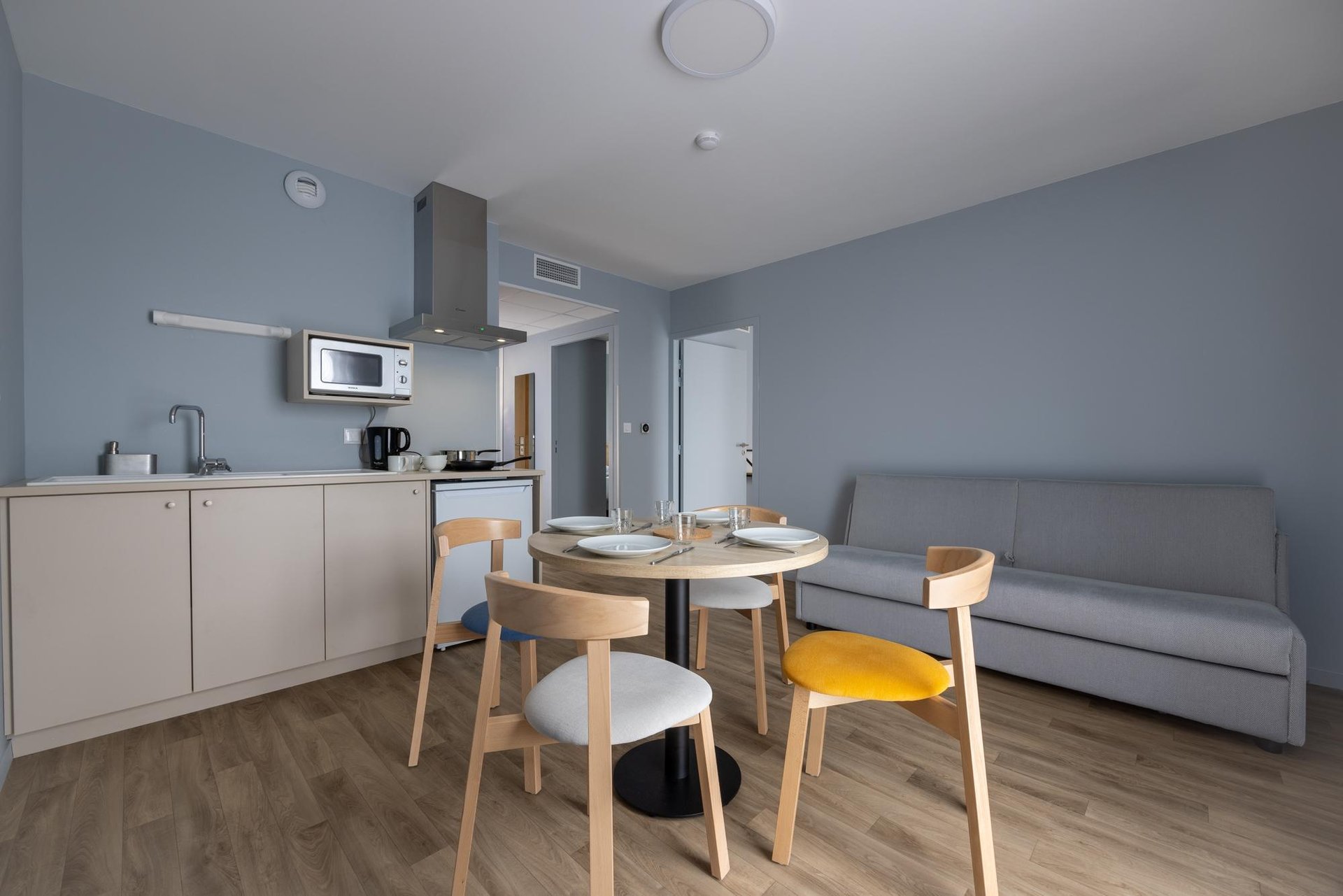 Le Relais des Deux Mers | Hôtel 3 étoiles Lot-et-Garonne | Appartement Familiale | Coin salon et cuisine